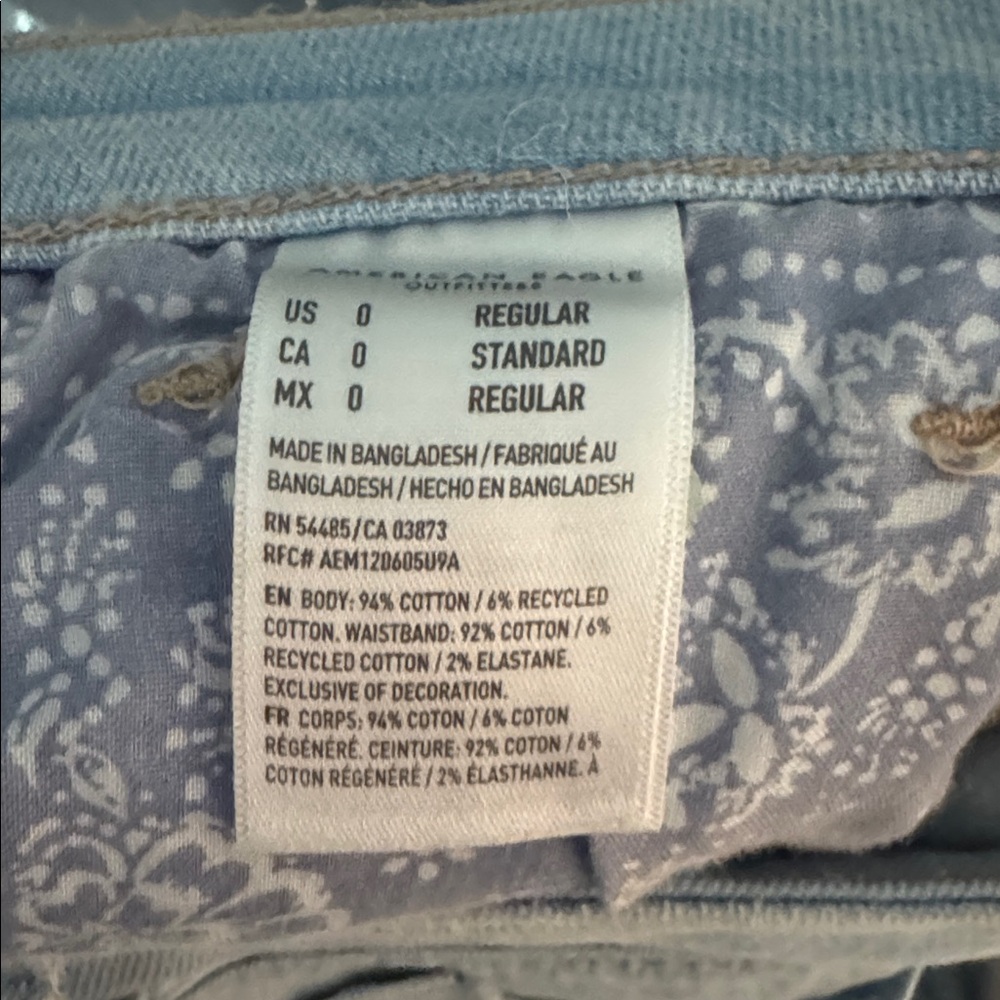American Eagle Outfitters Light Blue Ripped Boyfriend Jeans - Picture 3 of 3